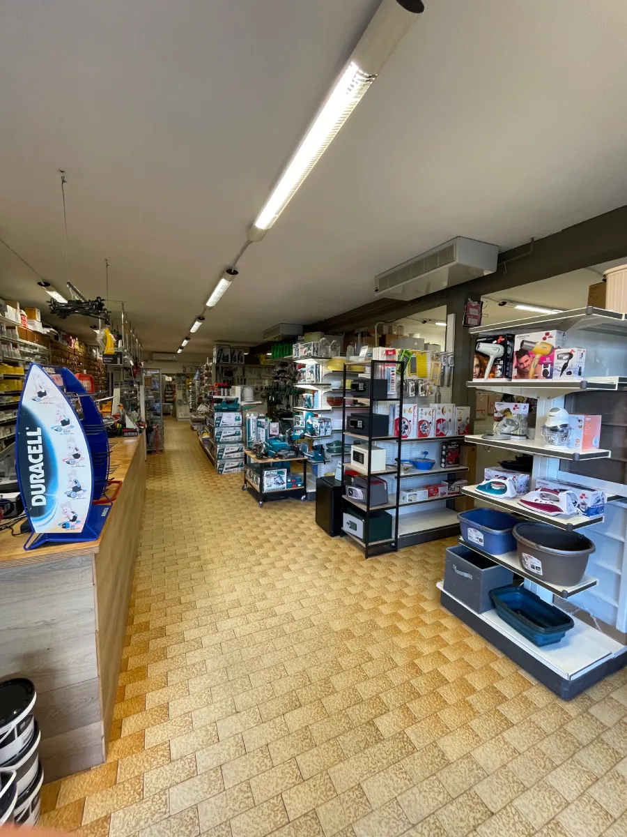 Interno negozio con commessi